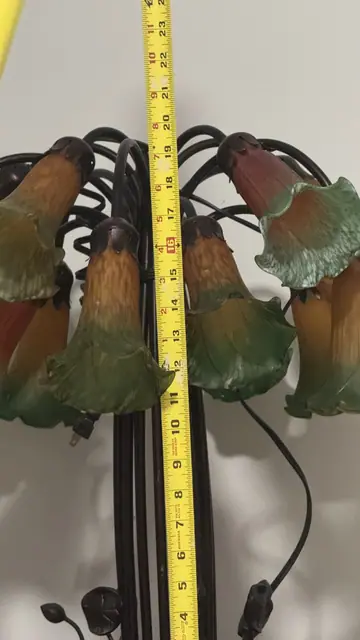 Tiffany-Style Twelve-Light Lily Table Lamp - detail