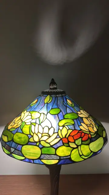 Tiffany-Style Water Lily Stained-Glass Table Lamp - detail