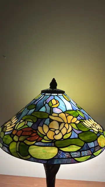 Tiffany-Style Water Lily Stained-Glass Table Lamp - detail