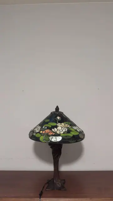 Tiffany-Style Water Lily Stained-Glass Table Lamp - detail