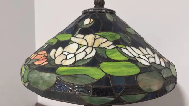Tiffany-Style Water Lily Stained-Glass Table Lamp - detail