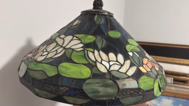 Tiffany-Style Water Lily Stained-Glass Table Lamp - detail
