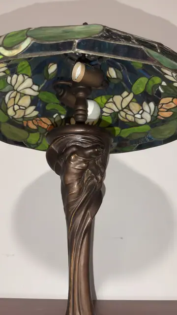 Tiffany-Style Water Lily Stained-Glass Table Lamp - detail