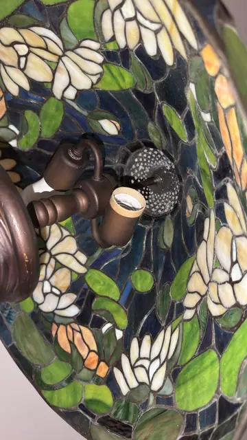 Tiffany-Style Water Lily Stained-Glass Table Lamp - detail