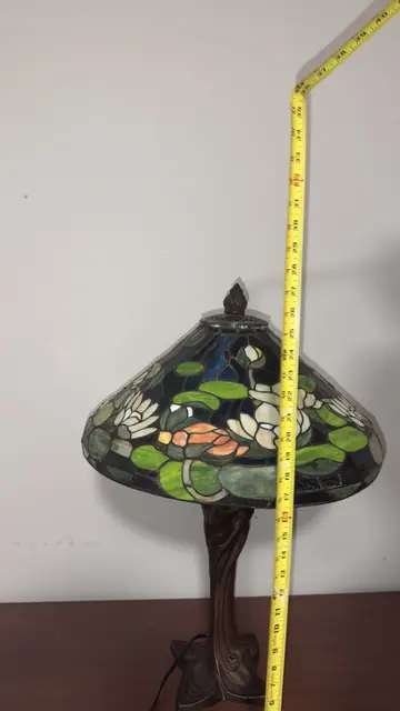 Tiffany-Style Water Lily Stained-Glass Table Lamp - detail