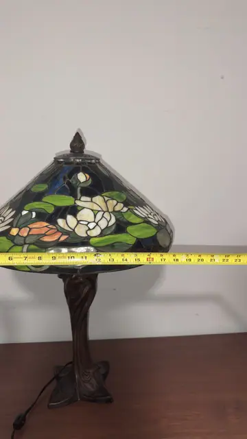 Tiffany-Style Water Lily Stained-Glass Table Lamp - detail