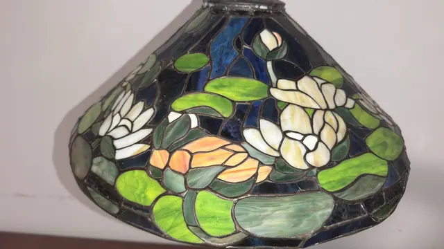 Tiffany-Style Water Lily Stained-Glass Table Lamp - detail