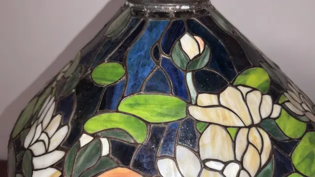 Tiffany-Style Water Lily Stained-Glass Table Lamp - detail