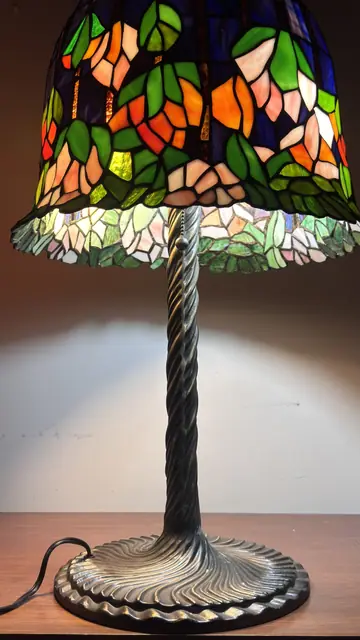 Tiffany-Style Wisteria Stained-Glass Table Lamp - detail