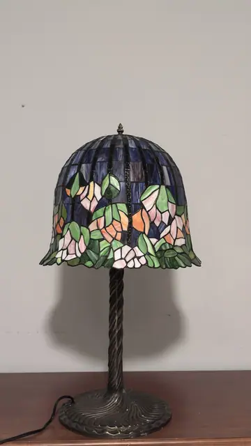 Tiffany-Style Wisteria Stained-Glass Table Lamp - detail