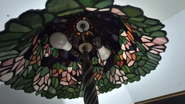 Tiffany-Style Wisteria Stained-Glass Table Lamp - detail