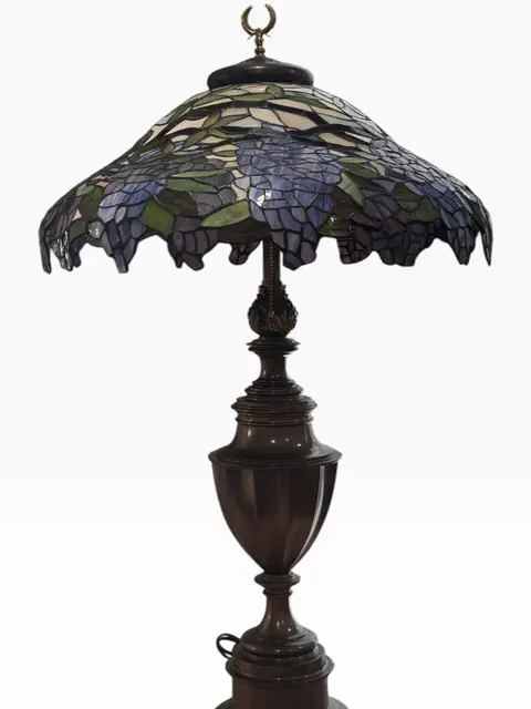 Tiffany-Style Wisteria Table Lamp with Urn-Form Bronze Base - detail