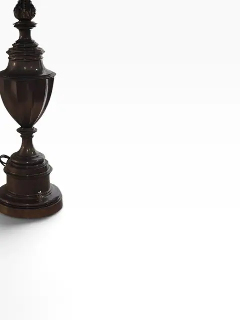 Tiffany-Style Wisteria Table Lamp with Urn-Form Bronze Base - detail