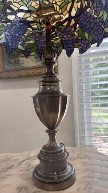 Tiffany-Style Wisteria Table Lamp with Urn-Form Bronze Base - detail