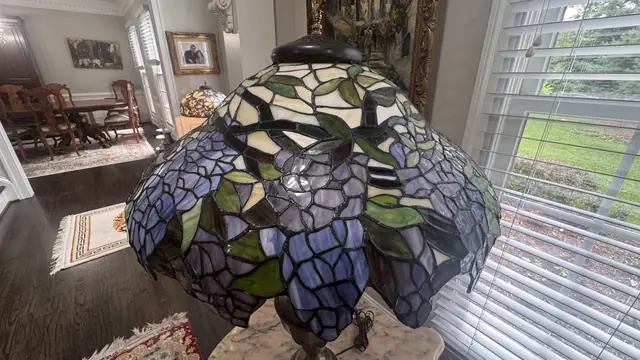 Tiffany-Style Wisteria Table Lamp with Urn-Form Bronze Base - detail