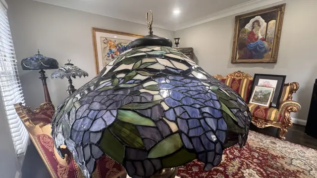 Tiffany-Style Wisteria Table Lamp with Urn-Form Bronze Base - detail