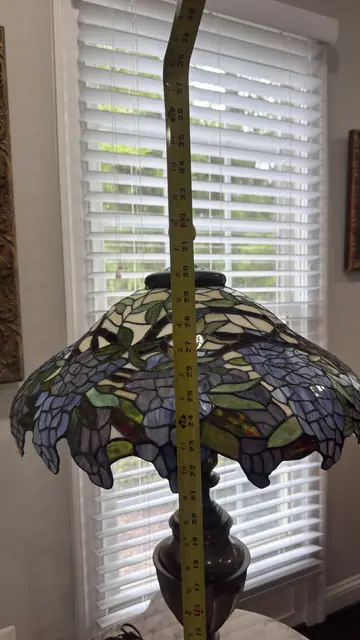 Tiffany-Style Wisteria Table Lamp with Urn-Form Bronze Base - detail