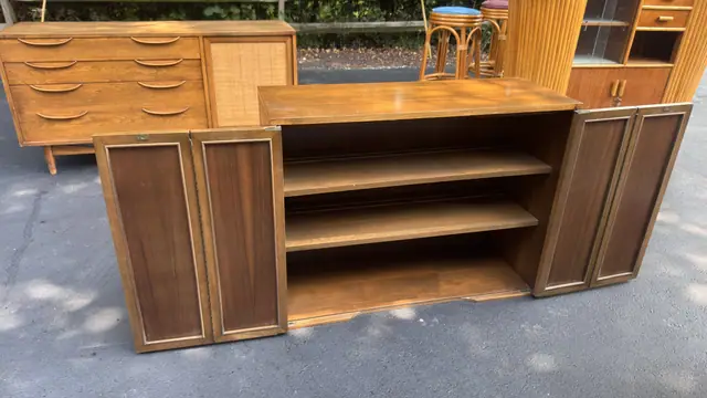 Traditional Mahogany Bookcase Cabinet - detail